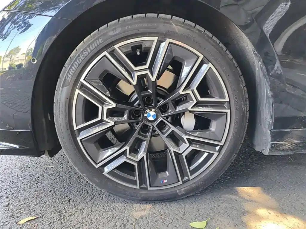 2025 BMW 5 Series 530Li Luxury M Sport Package — миниатюра 23