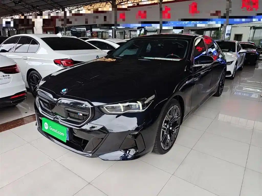 2025 BMW 5 Series 530Li Luxury M Sport Package — миниатюра 1