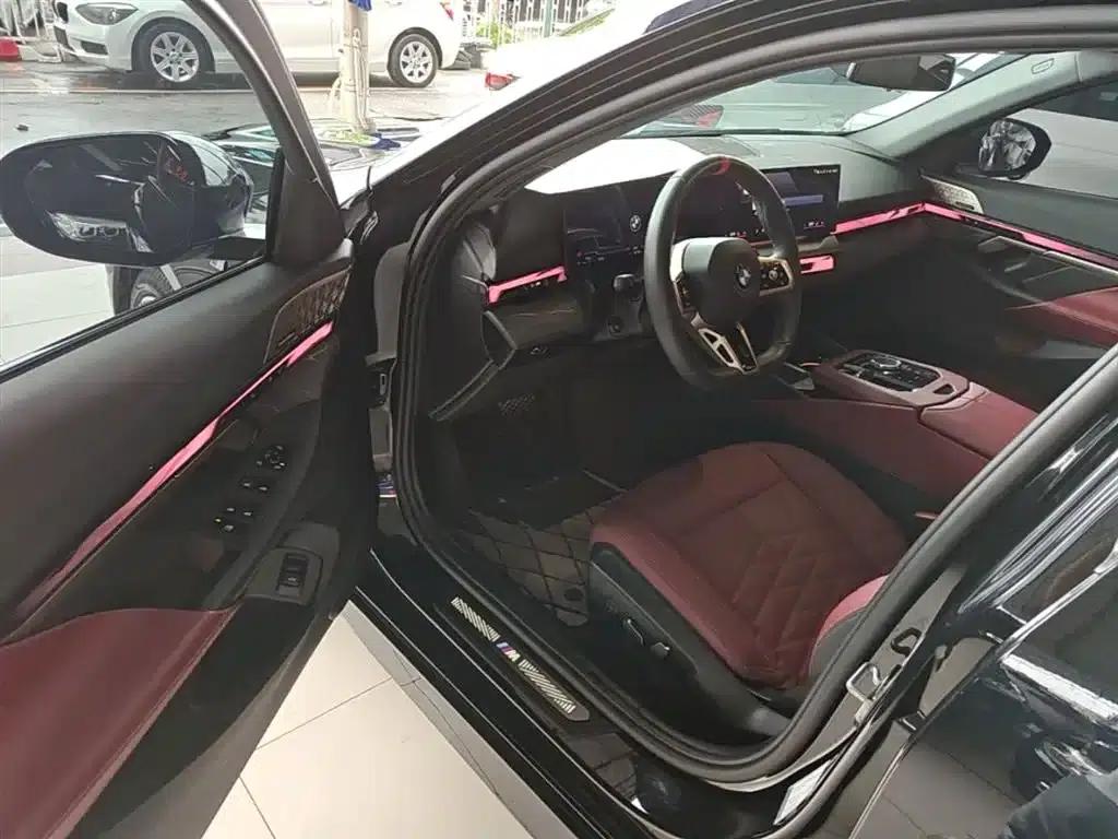 2025 BMW 5 Series 530Li Luxury M Sport Package — миниатюра 15