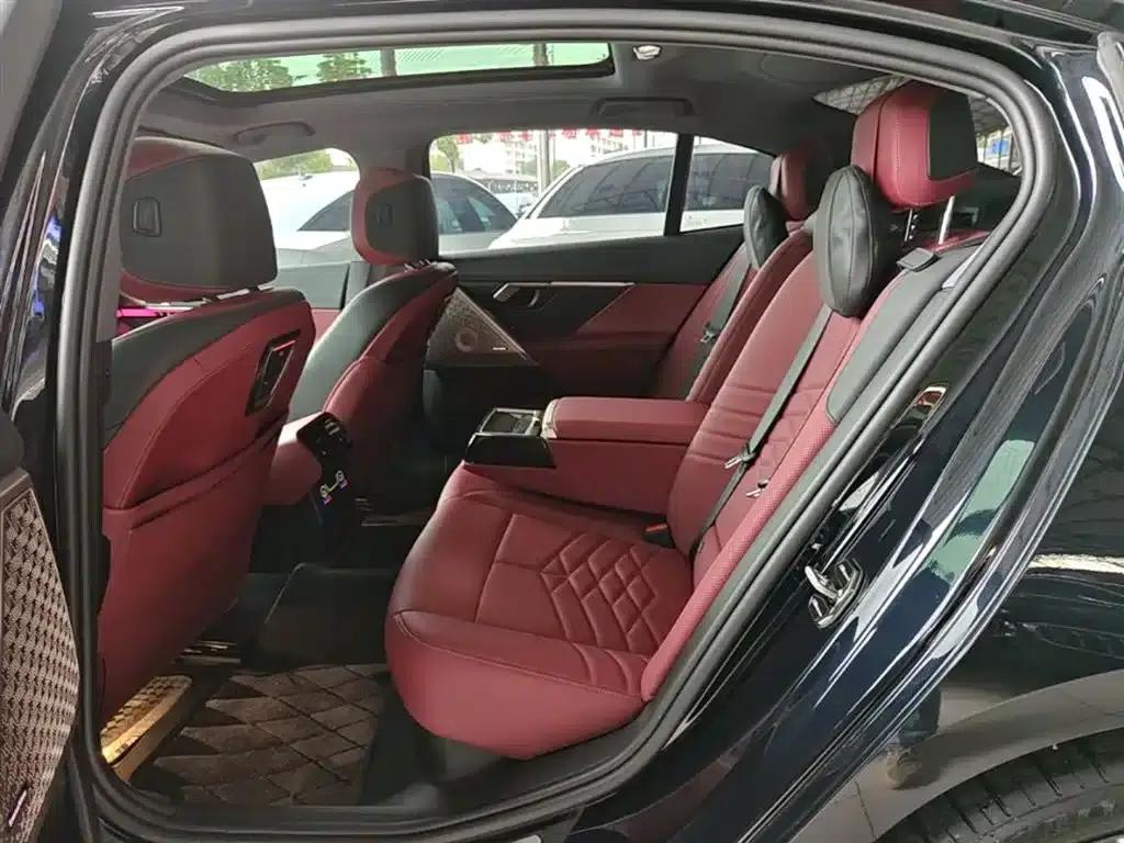 2025 BMW 5 Series 530Li Luxury M Sport Package — миниатюра 16
