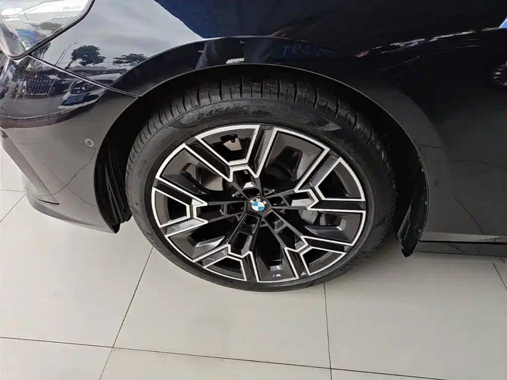 2025 BMW 5 Series 530Li Luxury M Sport Package — миниатюра 22