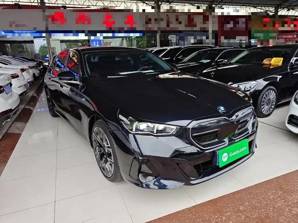 2025 BMW 5 Series 530Li Luxury M Sport Package — миниатюра 4