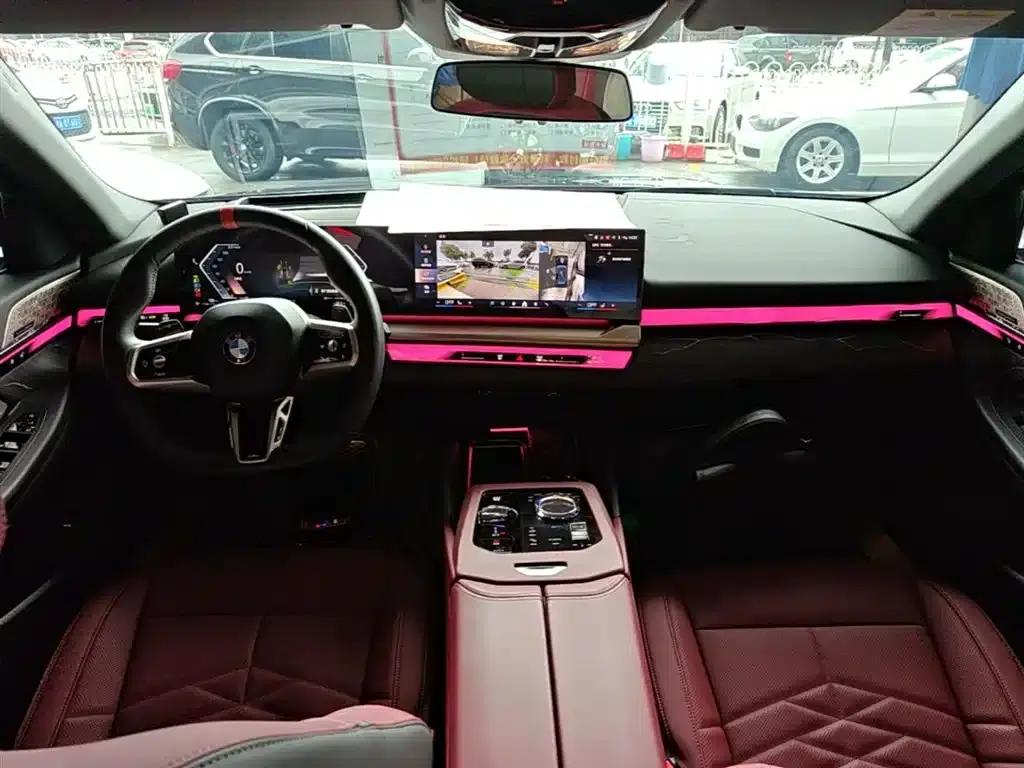 2025 BMW 5 Series 530Li Luxury M Sport Package — миниатюра 9