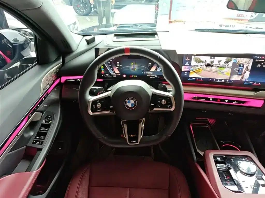 2025 BMW 5 Series 530Li Luxury M Sport Package — миниатюра 10