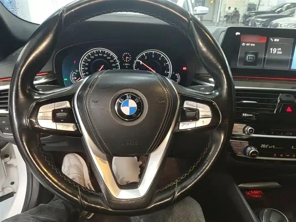 2018 BMW 5 Series 525Li M Sport Package — миниатюра 11