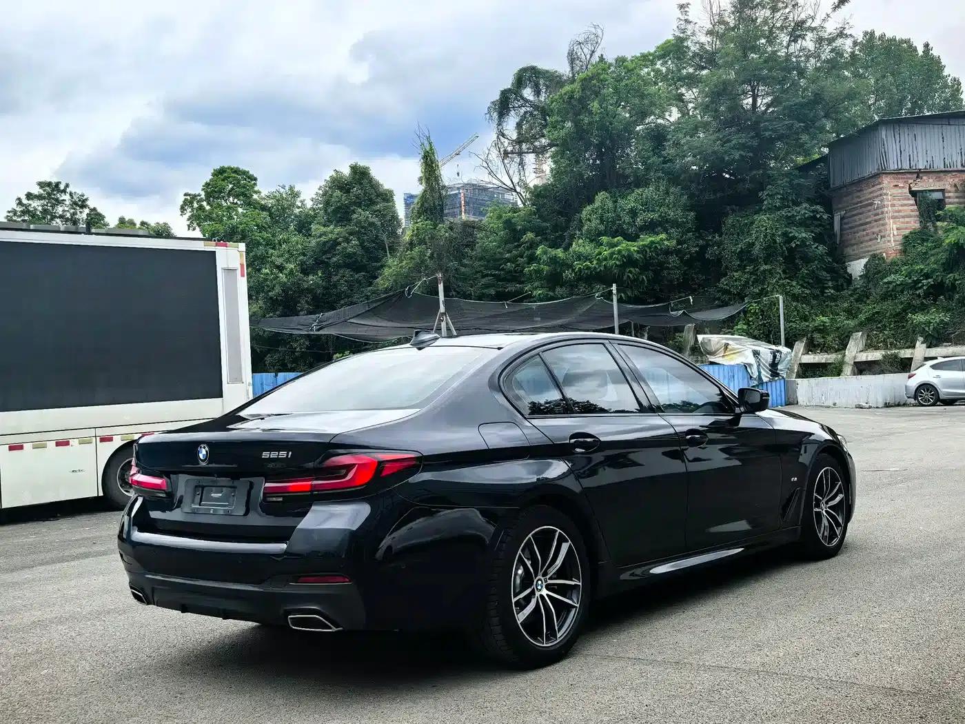 2021 BMW 5 Series Imported Model 525i M Sport Package — миниатюра 8