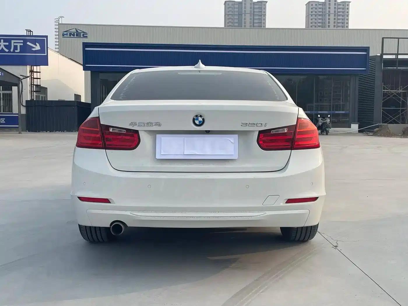 BMW 3 Series 2015 320i Fashion Edition — миниатюра 13