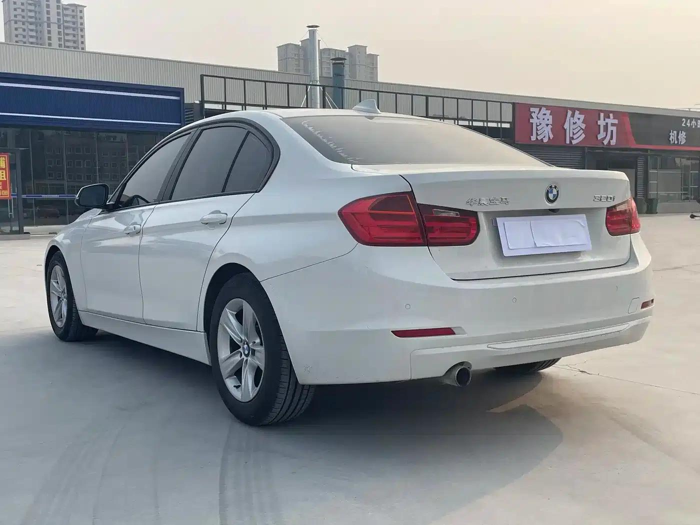 BMW 3 Series 2015 320i Fashion Edition — миниатюра 16