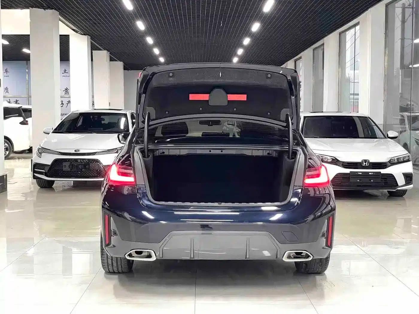 2023 BMW 3 Series 320Li M Sport Package — миниатюра 16