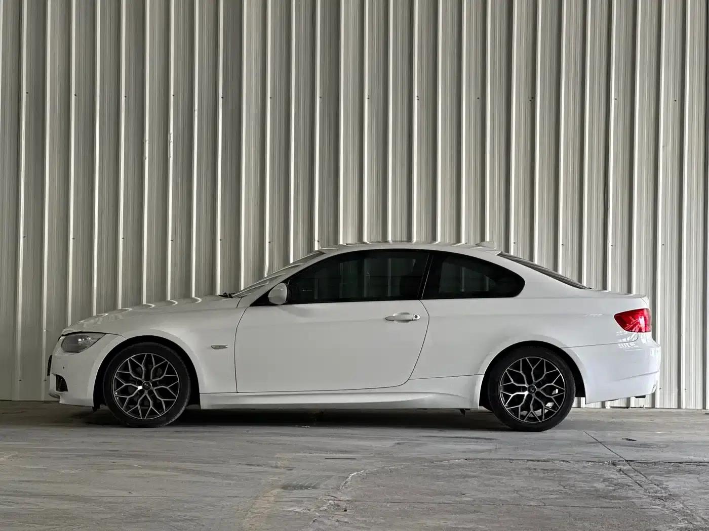 2011 BMW 3 Series 320i Coupe (Imported) — миниатюра 6