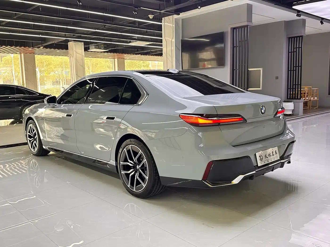 2023 BMW 7 Series 735Li M Sport Package — миниатюра 9