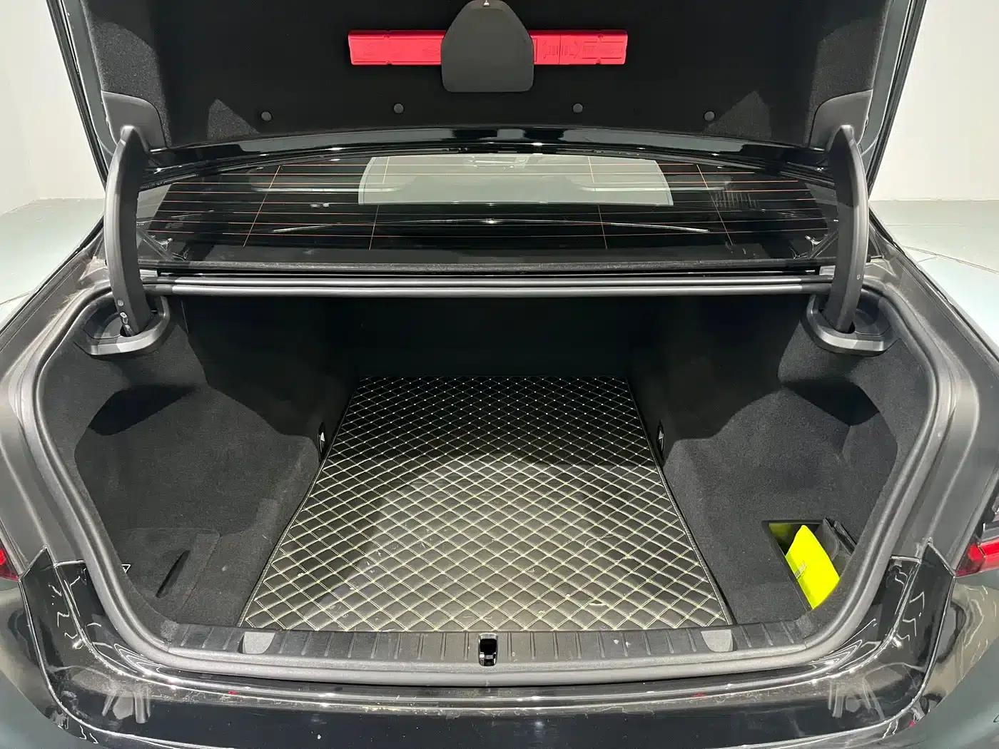 2021 BMW 7 Series 730Li M Sport Package — миниатюра 19