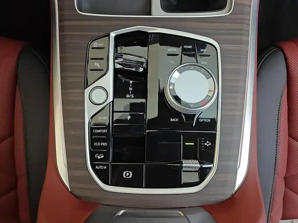 BMW X5 2025 xDrive 30Li M Sport Shadow Edition — миниатюра 11