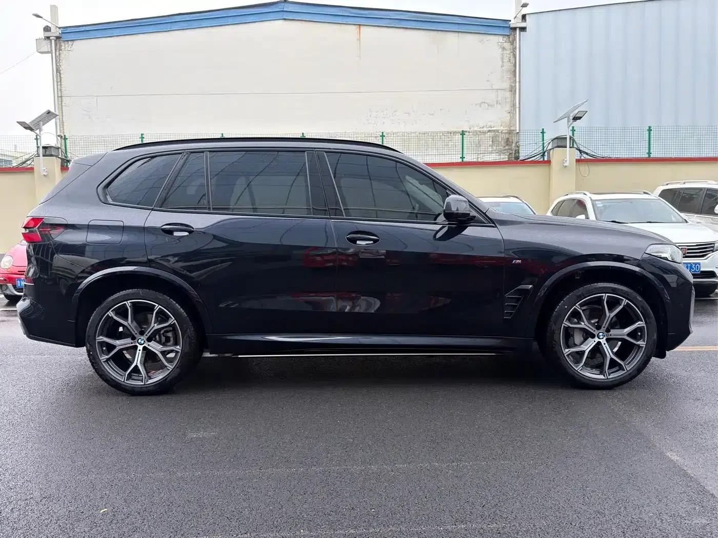BMW X5 2023 xDrive 30Li M Sport Shadow Edition — миниатюра 18