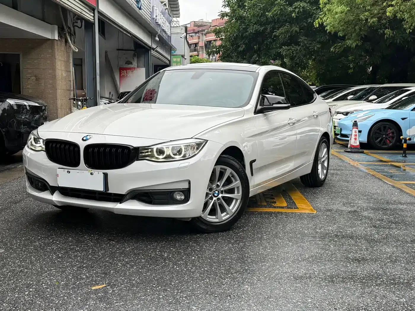 BMW 3 Series GT 2013 320i Leading Edition — миниатюра 1