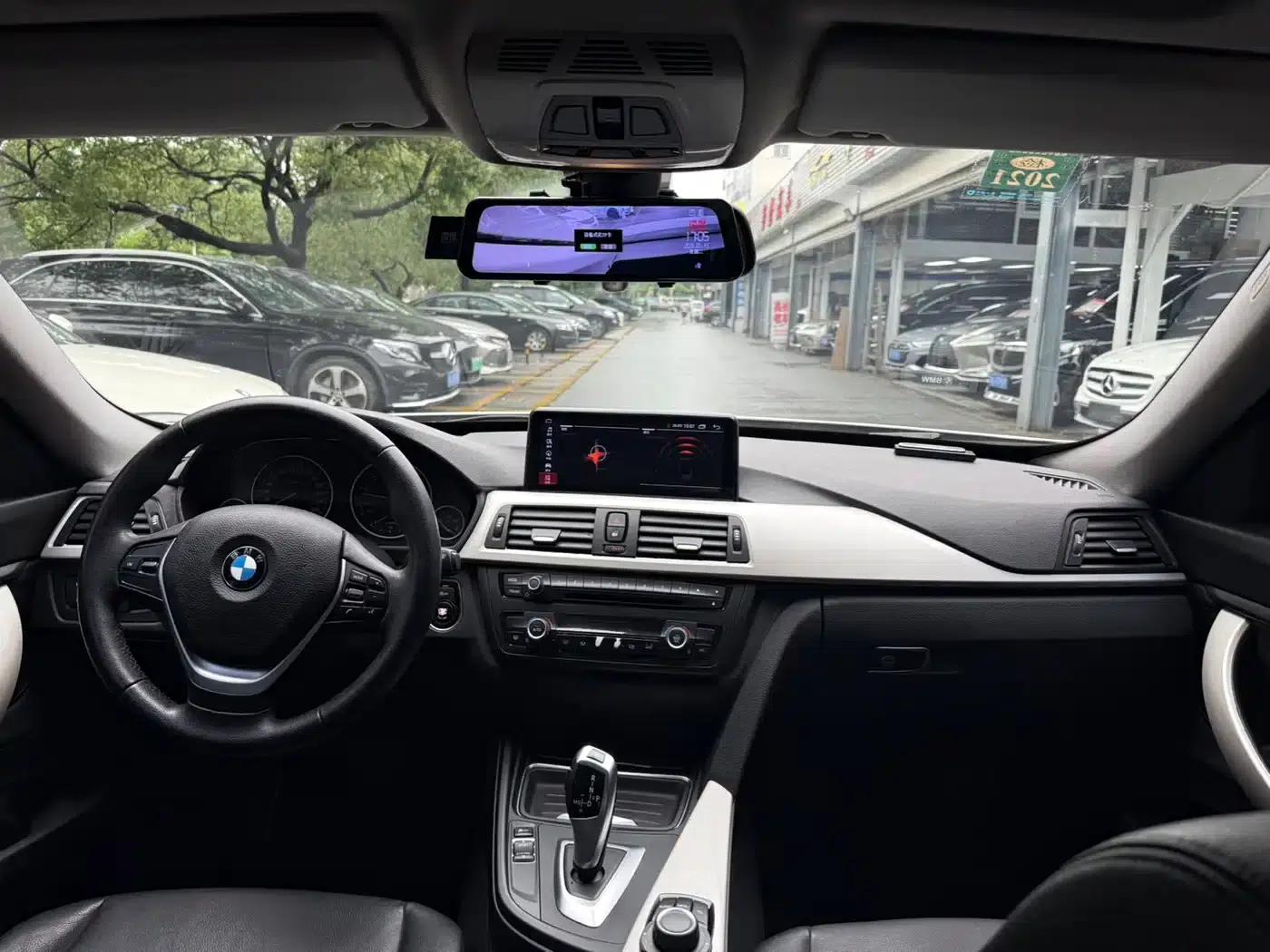 BMW 3 Series GT 2013 320i Leading Edition — миниатюра 13