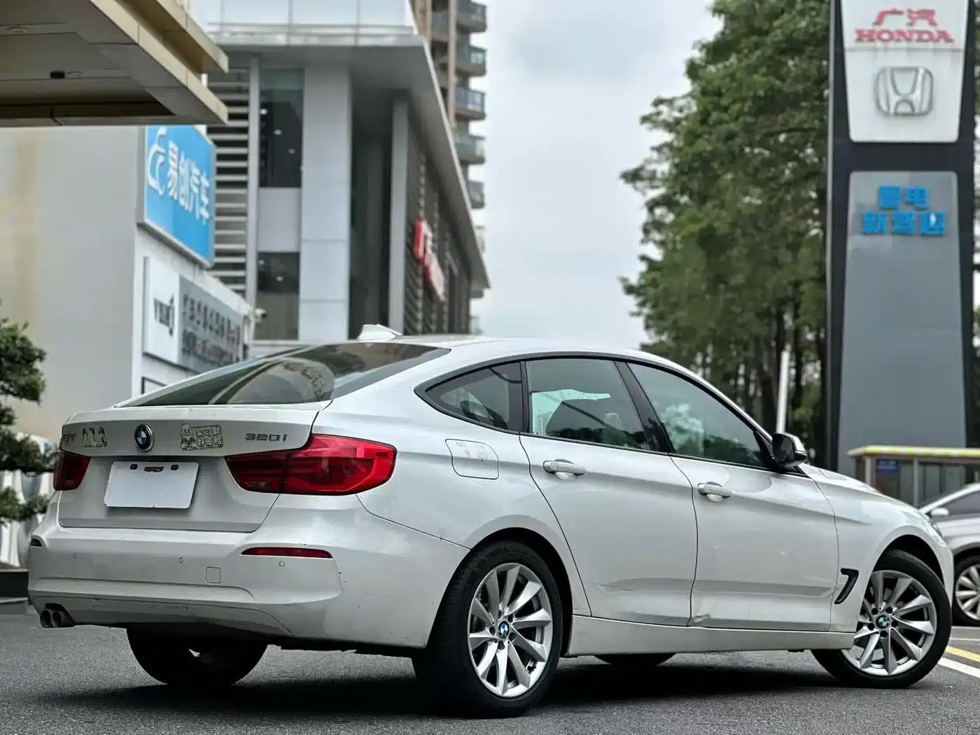 BMW 3 Series GT 2018 320i Fashion Edition — миниатюра 3