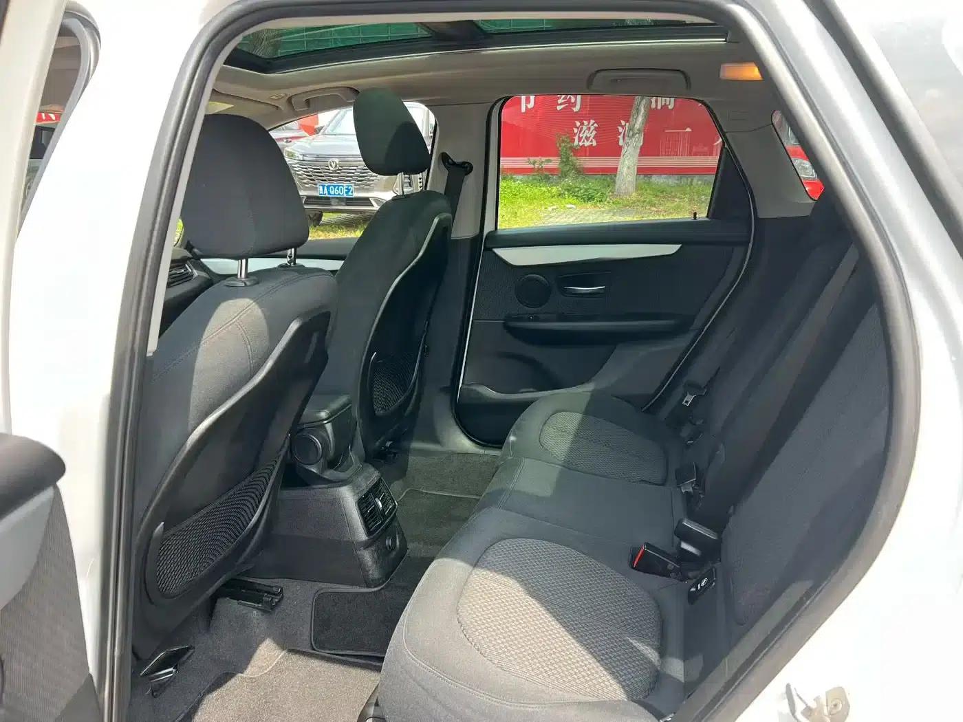 2016 BMW 2 Series Gran Tourer 218i Leading Edition — миниатюра 4