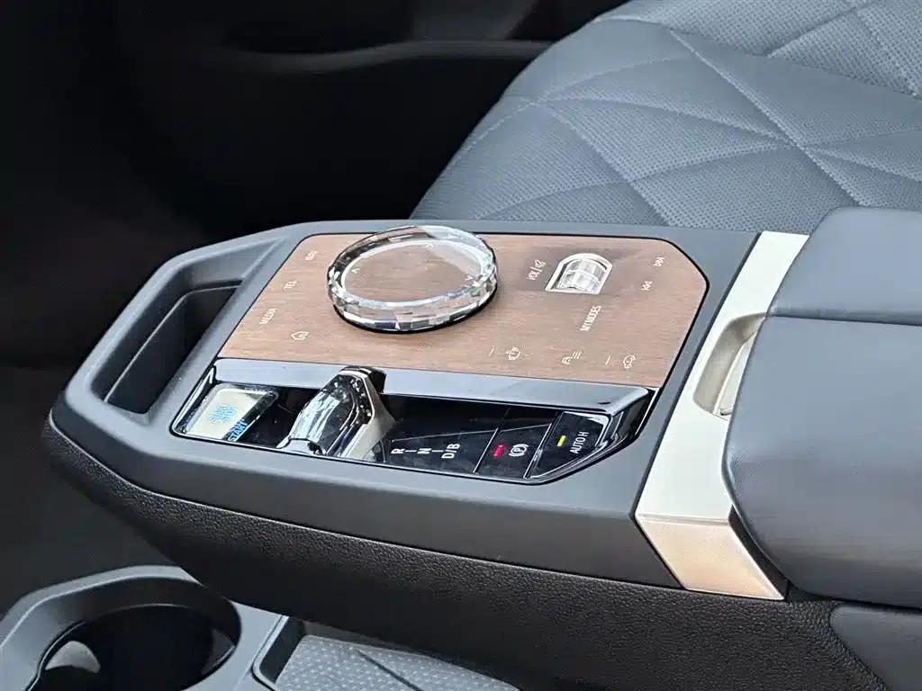 BMW iX M60 2023 Facelift M60 — миниатюра 11
