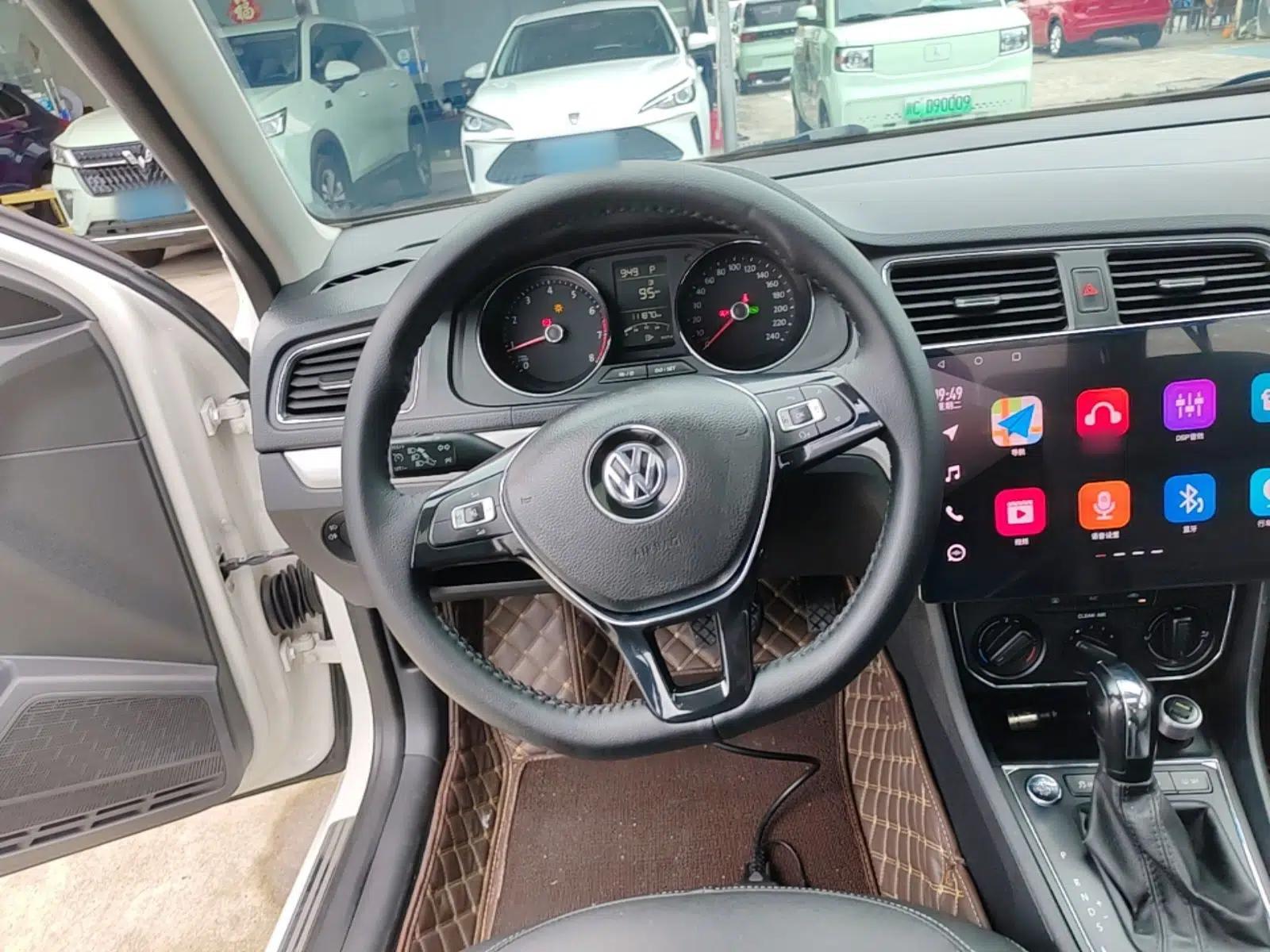 Volkswagen Lavida 2017 1.6L Automatic Comfort Edition — миниатюра 13