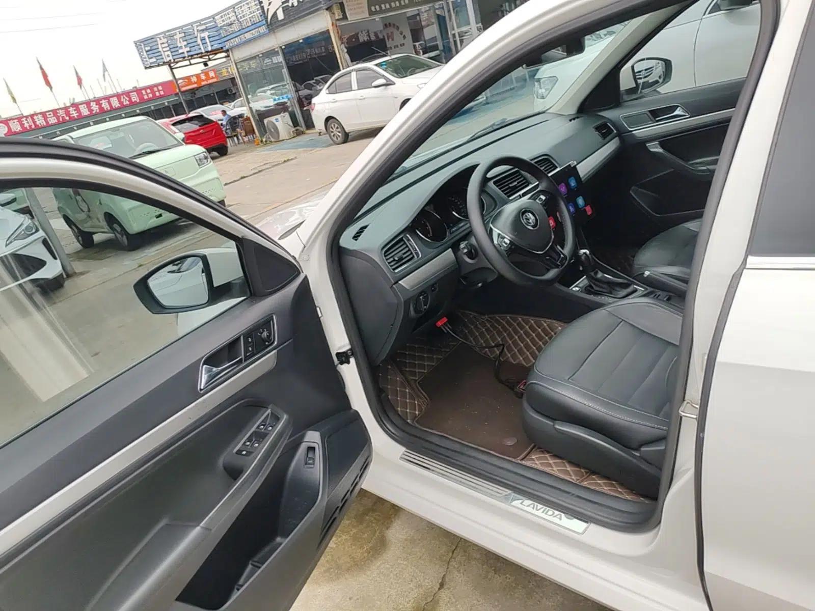 Volkswagen Lavida 2017 1.6L Automatic Comfort Edition — миниатюра 18