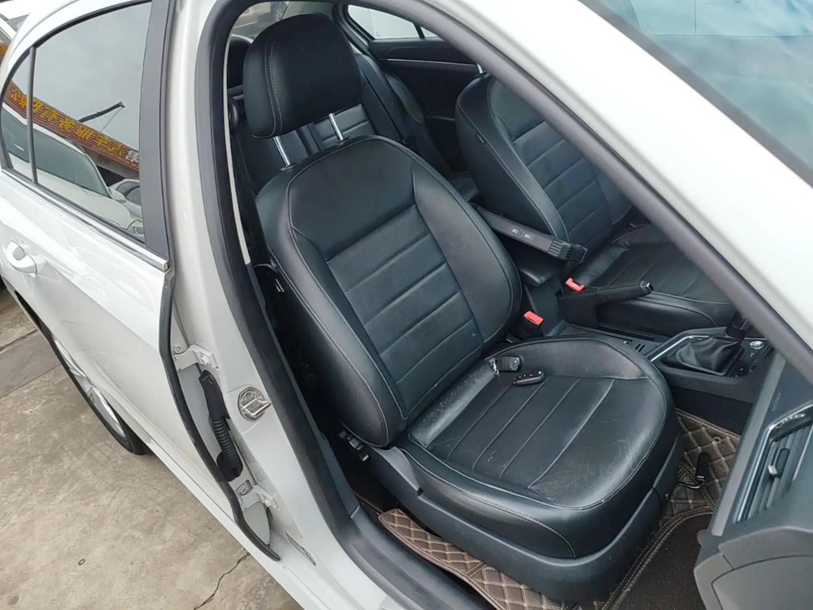 Volkswagen Lavida 2017 1.6L Automatic Comfort Edition — миниатюра 23