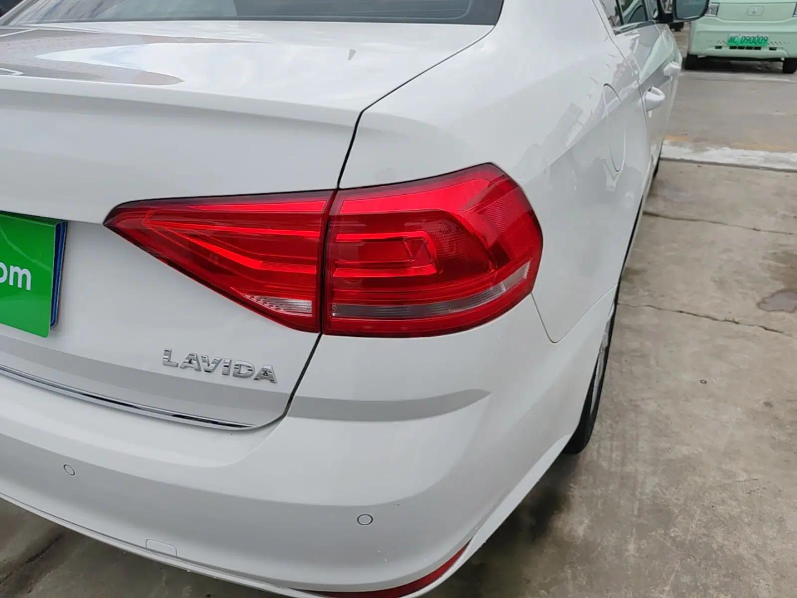 Volkswagen Lavida 2017 1.6L Automatic Comfort Edition — миниатюра 8