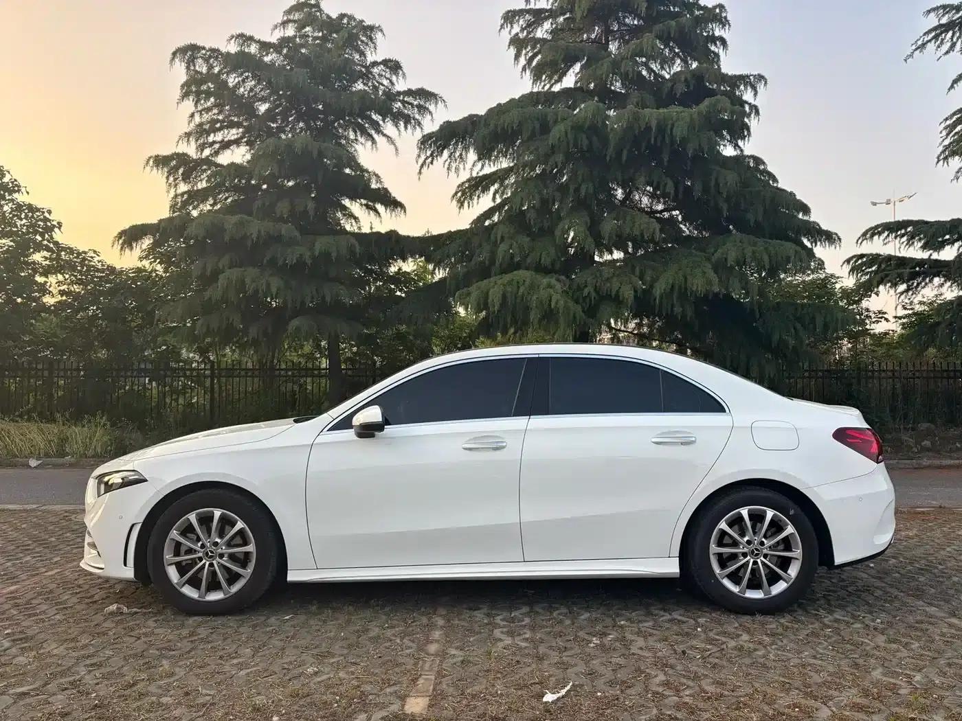 Mercedes-Benz A-Class 2020 Facelift A 200 L Sport Sedan Fashion Model — миниатюра 3