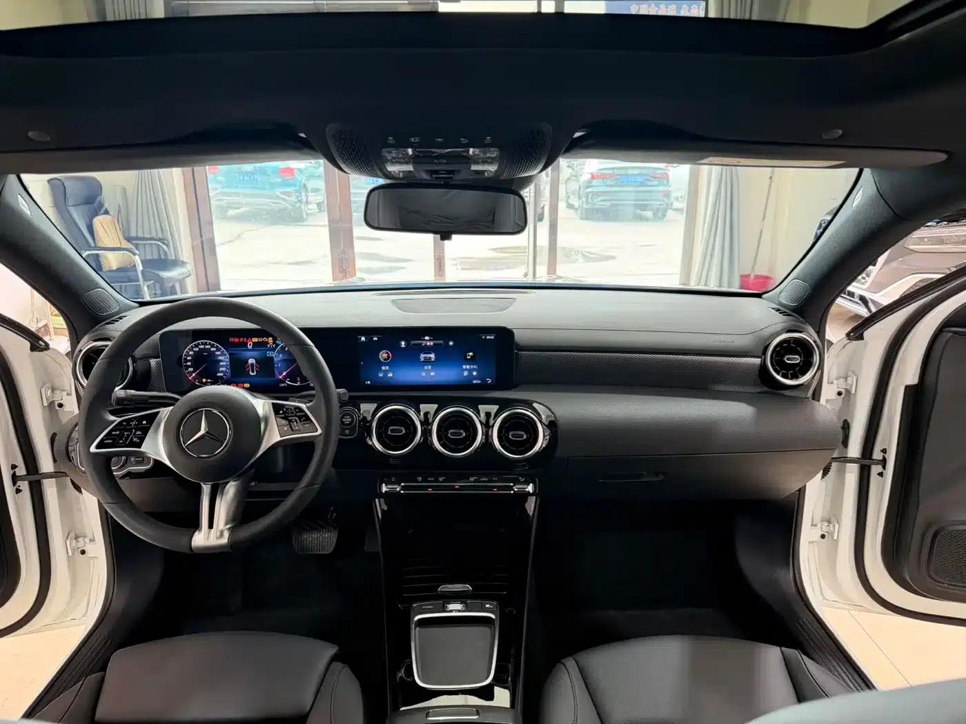 2023 Mercedes-Benz A-Class A 180 L — миниатюра 24
