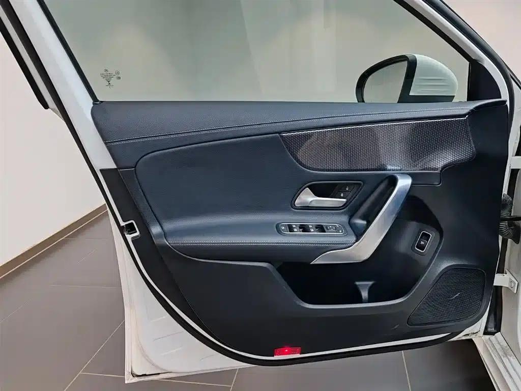 2019 Mercedes-Benz A-Class A 180 L Sport Sedan — миниатюра 11
