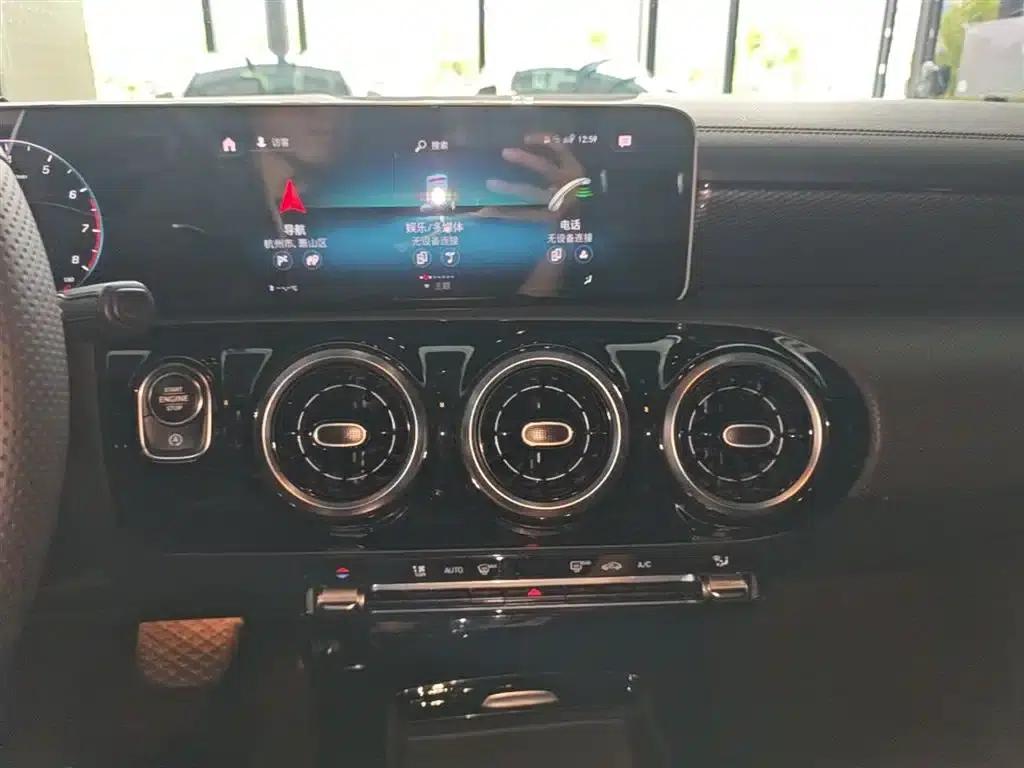 2019 Mercedes-Benz A-Class A 200 L Sport Sedan — миниатюра 20
