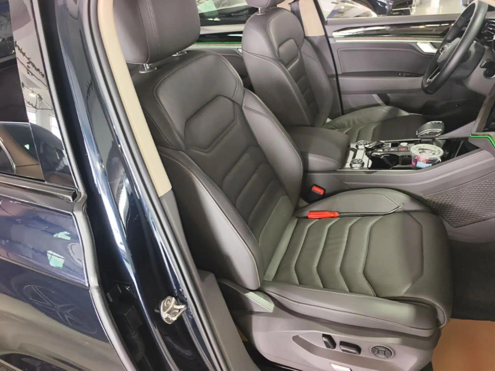 Volkswagen Touareg 2021 3.0 TSI Luxury Edition Black Diamond Sport Package — миниатюра 23