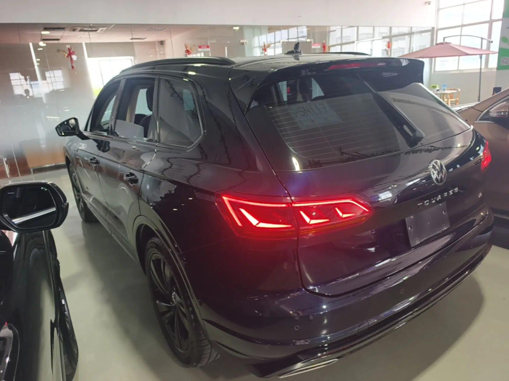 Volkswagen Touareg 2021 3.0 TSI Luxury Edition Black Diamond Sport Package — миниатюра 4
