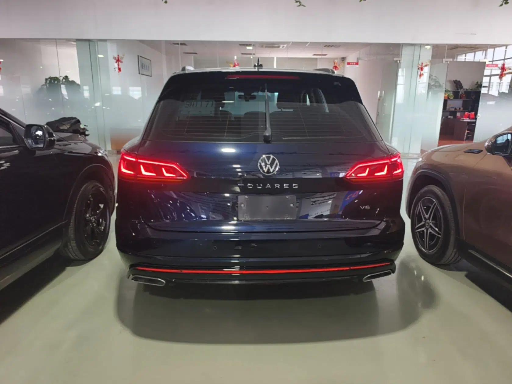 Volkswagen Touareg 2021 3.0 TSI Luxury Edition Black Diamond Sport Package — миниатюра 5