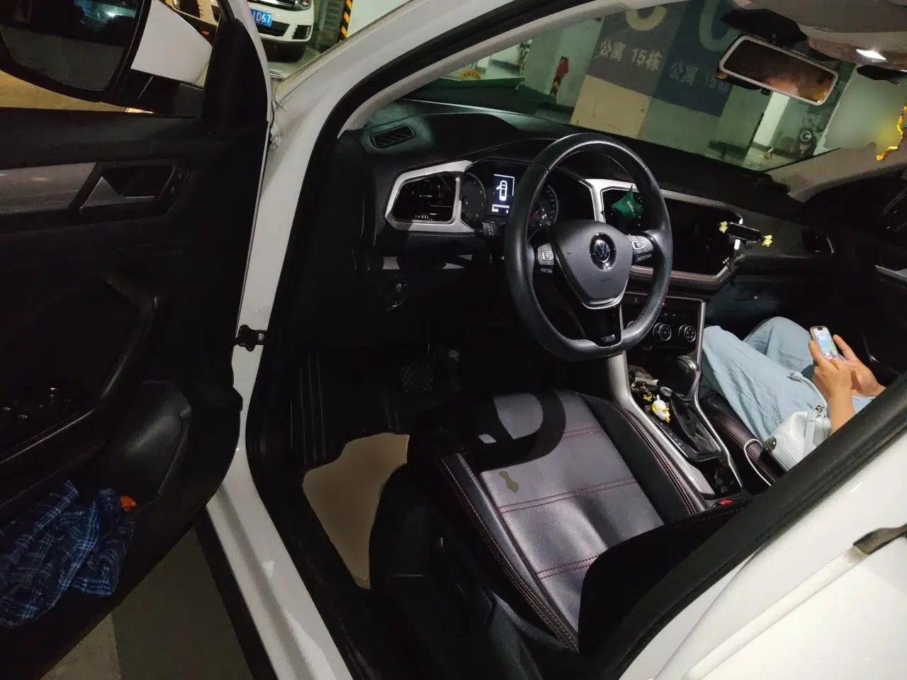 Volkswagen T-ROC 2020 230TSI DSG Two-Wheel Drive Advanced Version — миниатюра 17