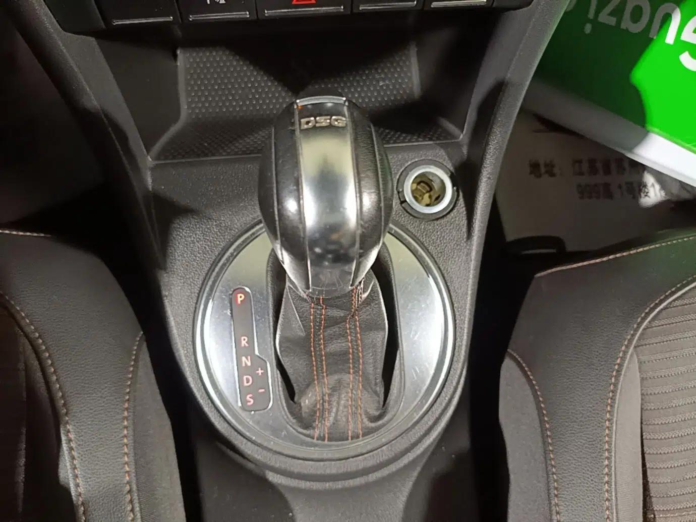 Volkswagen Beetle 2013 1.4TSI Fender Rock Edition — миниатюра 17