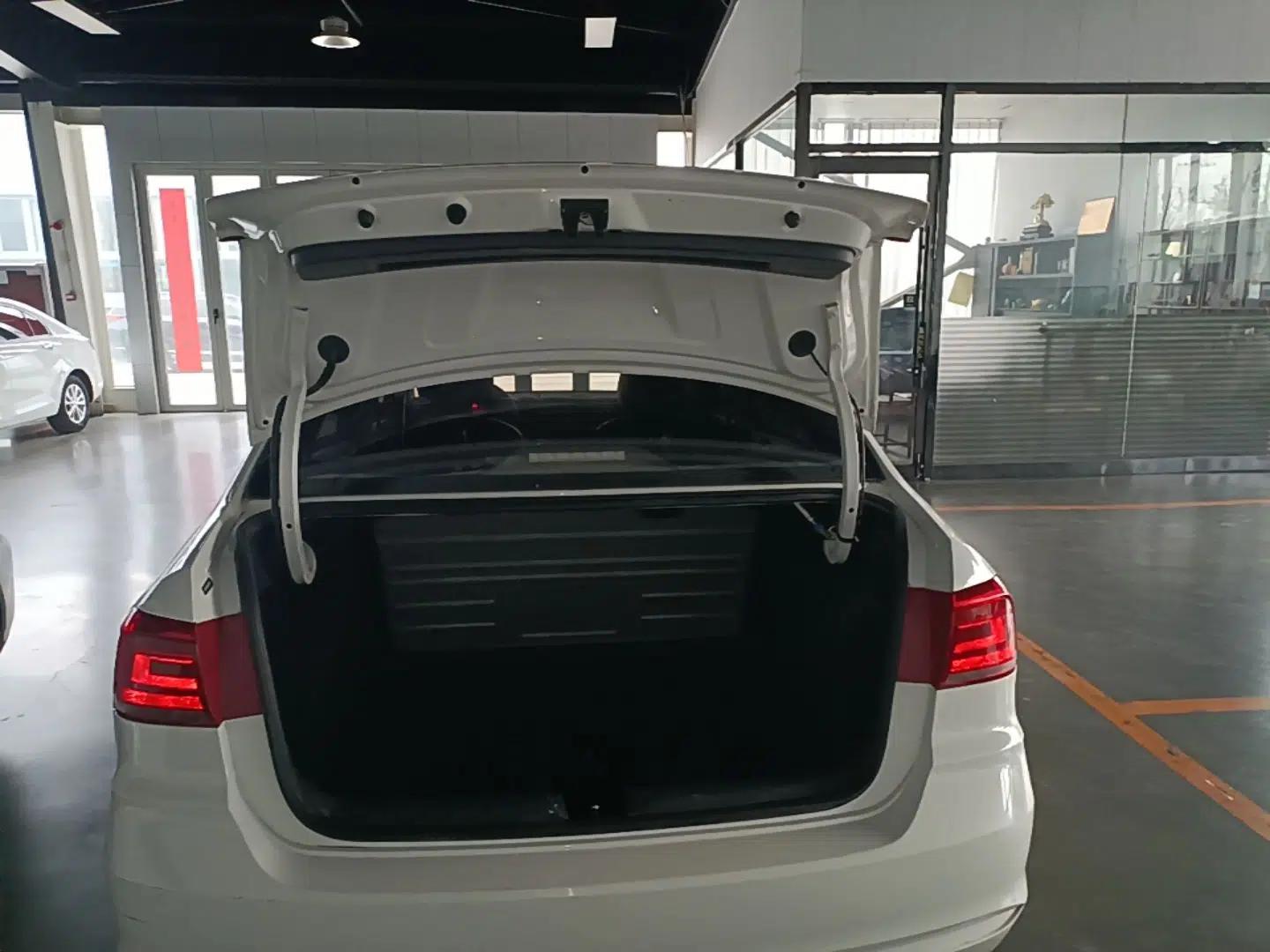 Volkswagen Santana 2016 1.6L Manual Fashion Edition — миниатюра 22