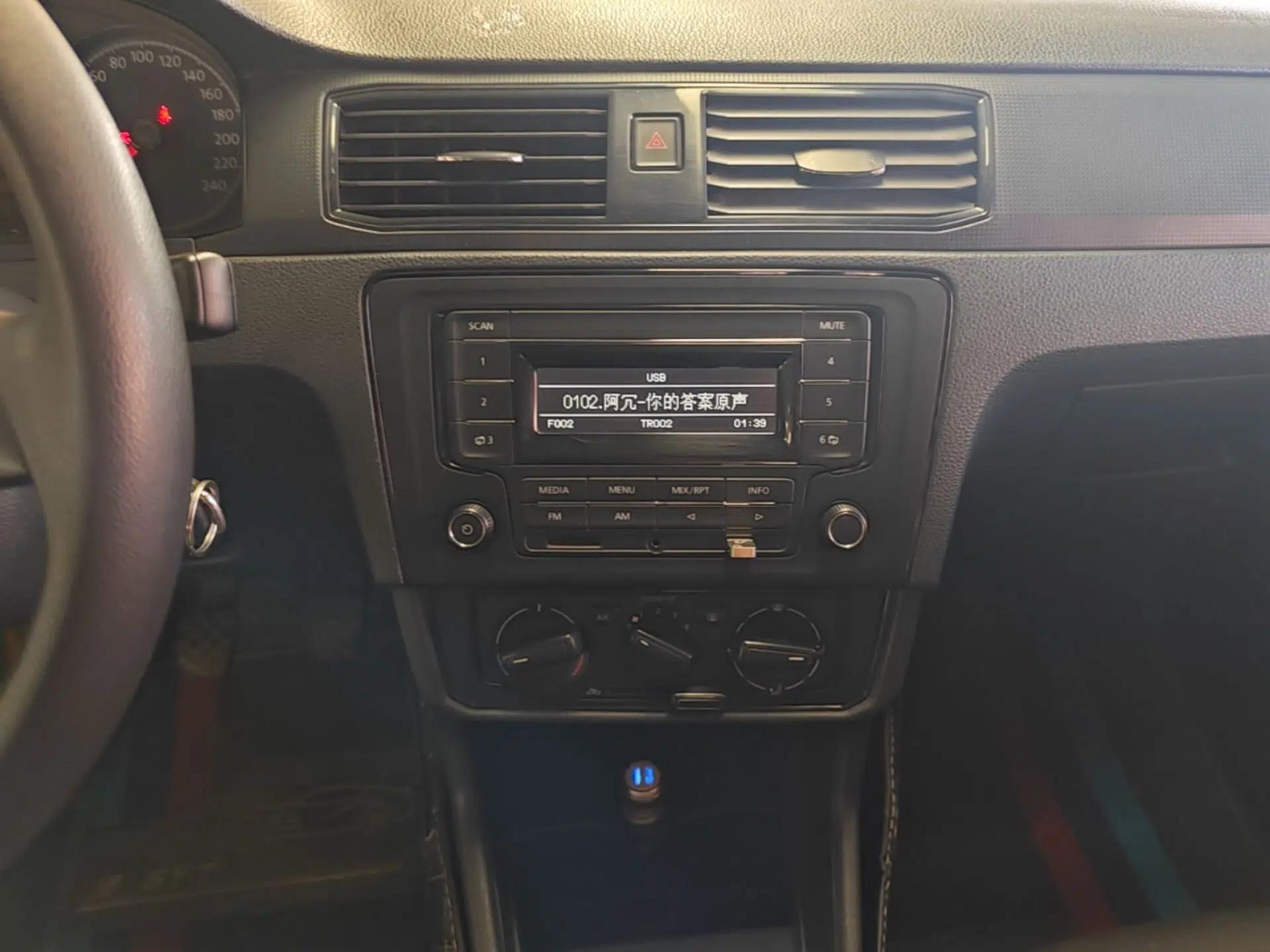 Volkswagen Santana 2016 1.6L Manual Fashion Edition — миниатюра 16
