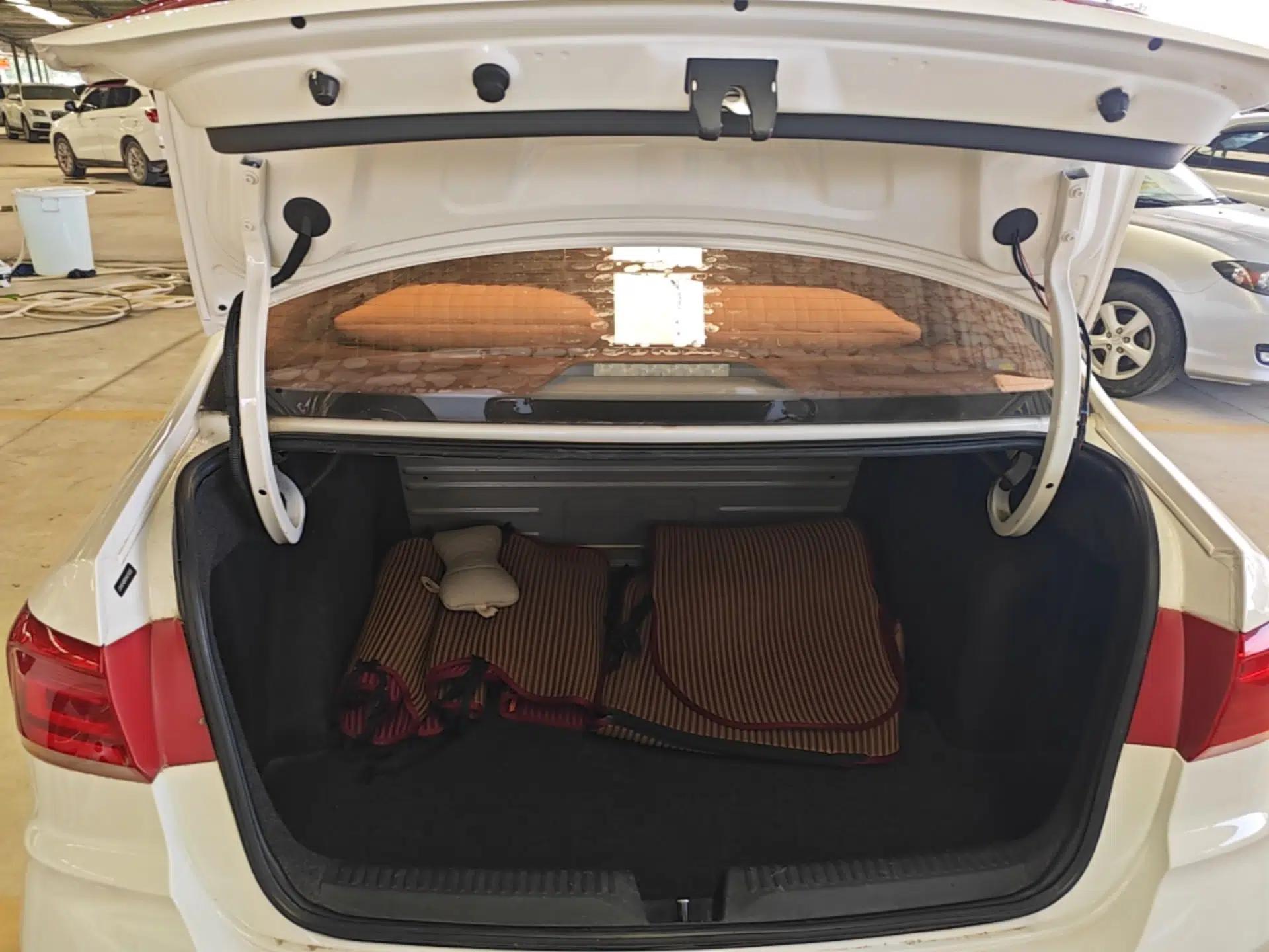 Volkswagen Santana 2016 1.6L Manual Fashion Edition — миниатюра 22