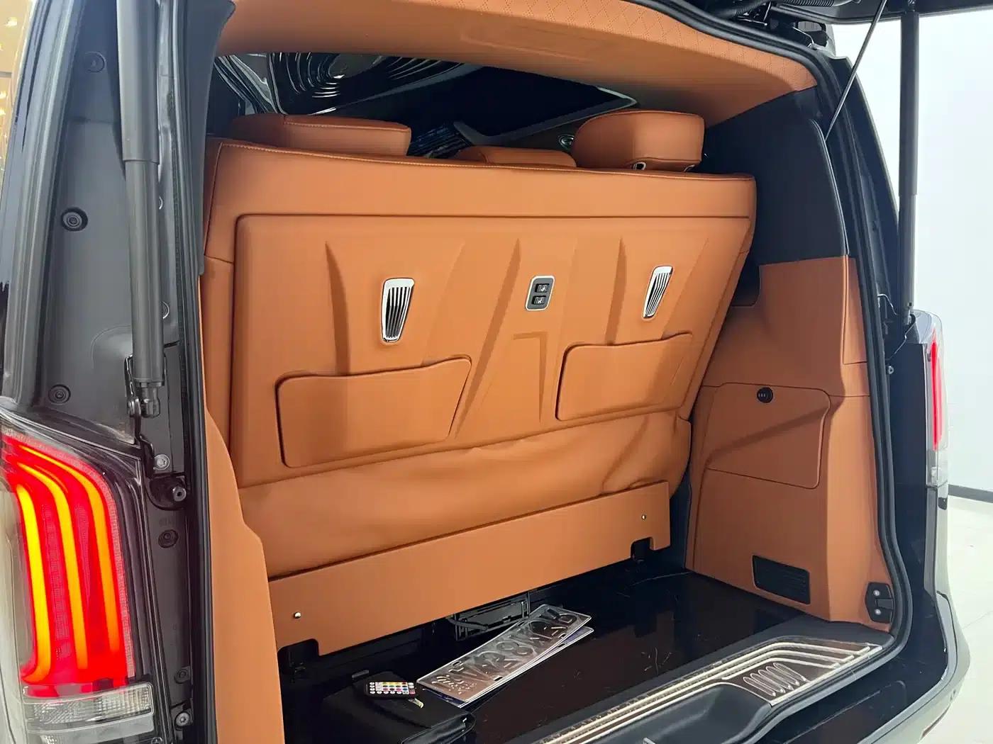 2024 Mercedes-Benz V-Class V 300 L Long Wheelbase Premium Edition — миниатюра 12