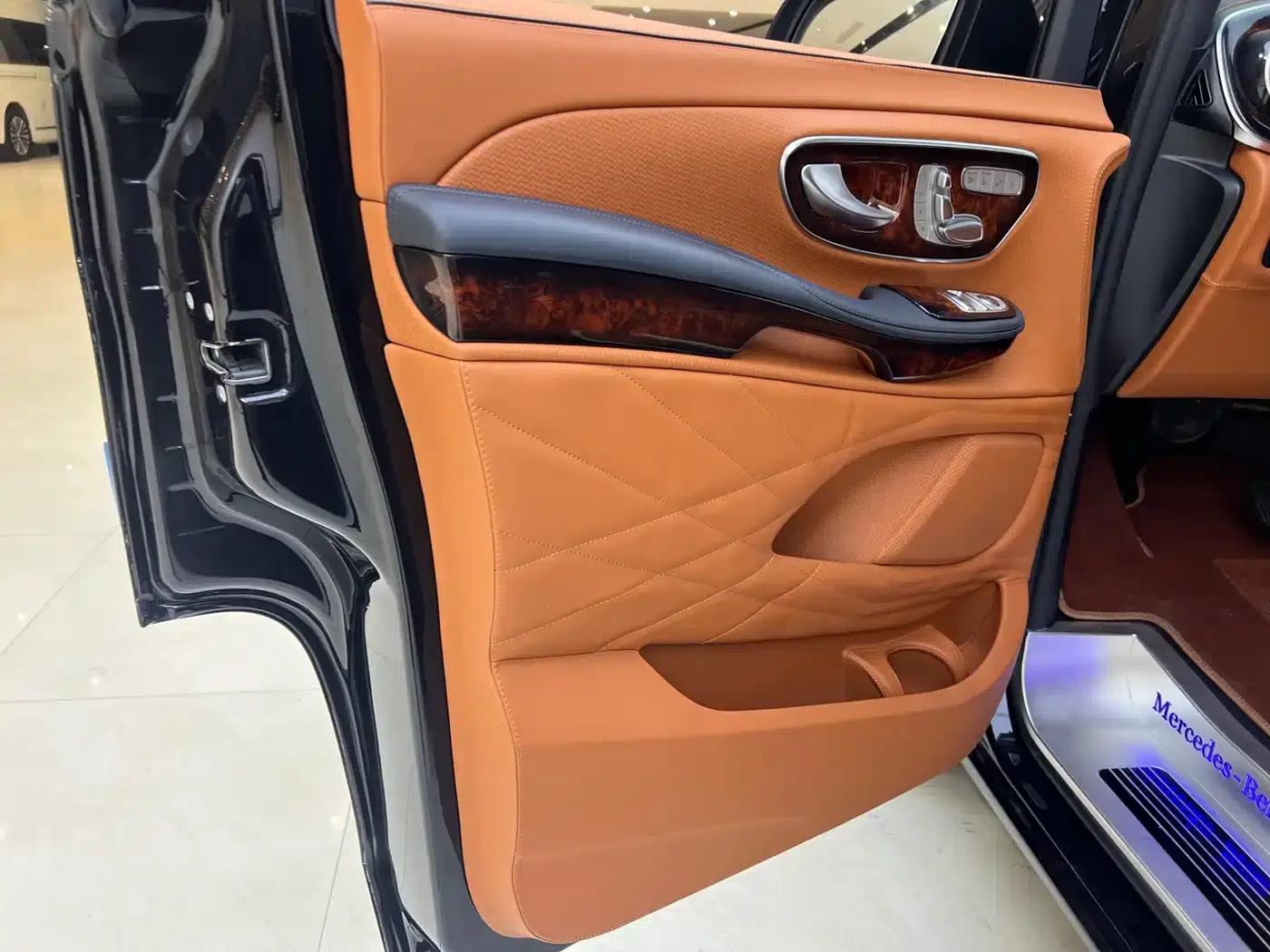 2024 Mercedes-Benz V-Class V 300 L Long Wheelbase Premium Edition — миниатюра 7
