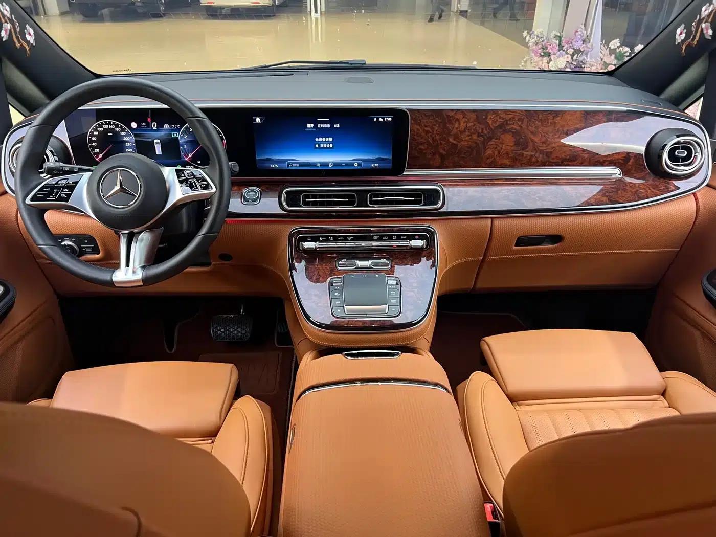 2024 Mercedes-Benz V-Class V 300 L Long Wheelbase Premium Edition — миниатюра 9