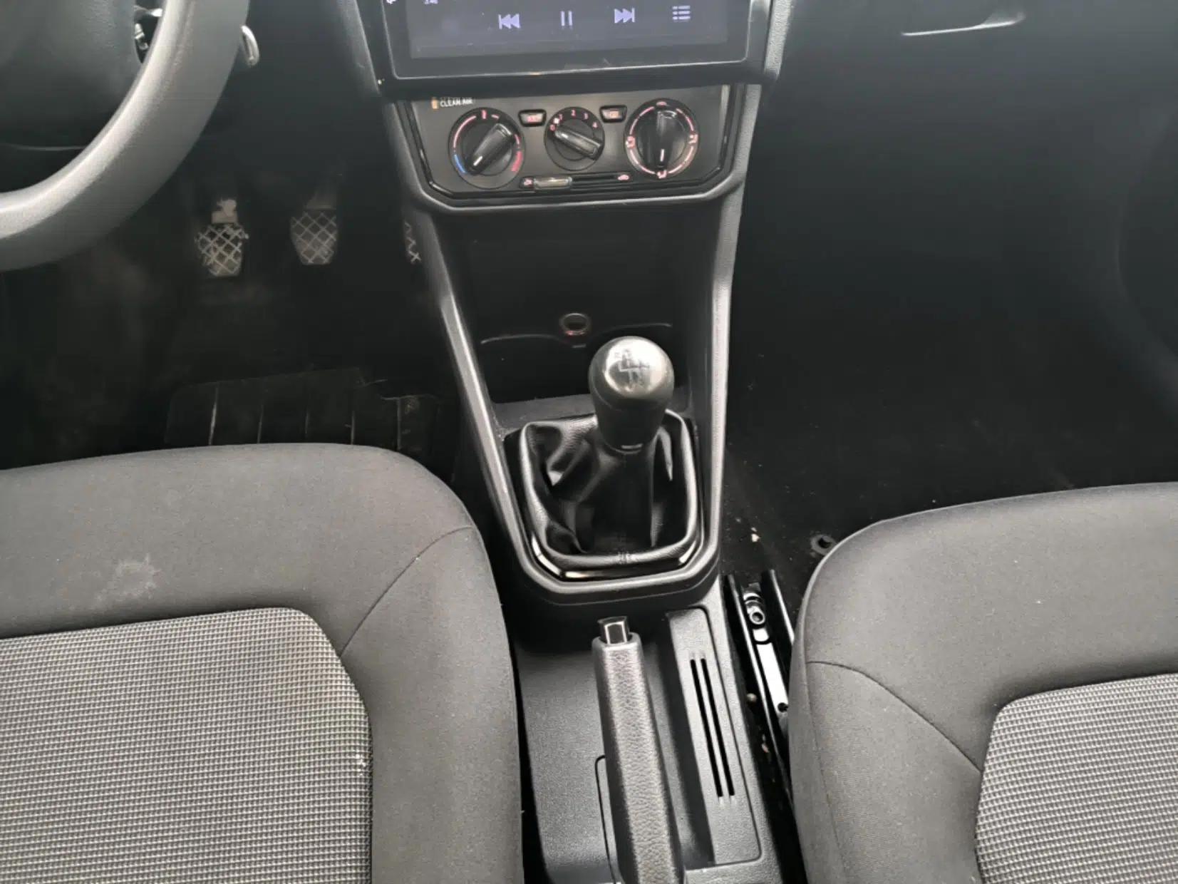Volkswagen Jetta 2017 1.5L Manual Fashion Edition — миниатюра 17