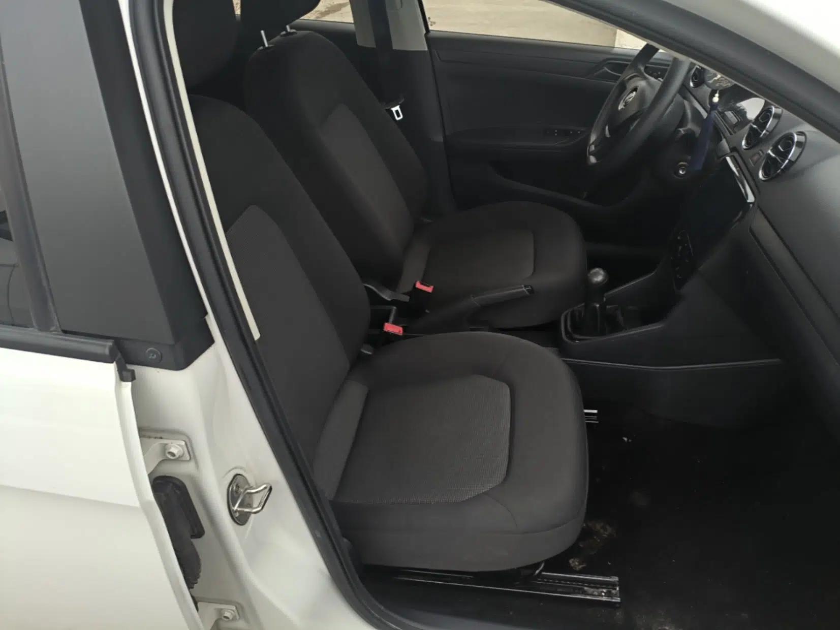 Volkswagen Jetta 2017 1.5L Manual Fashion Edition — миниатюра 23
