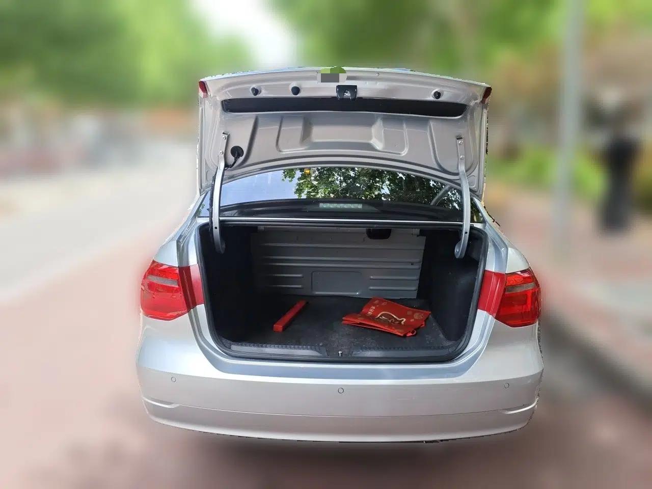 Volkswagen Jetta 2015 Value Edition 1.6L Automatic Comfort Version — миниатюра 20