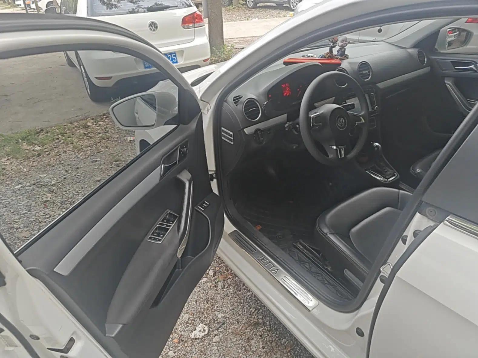 Volkswagen Jetta 2015 Value Edition 1.6L Automatic Comfort Version — миниатюра 19