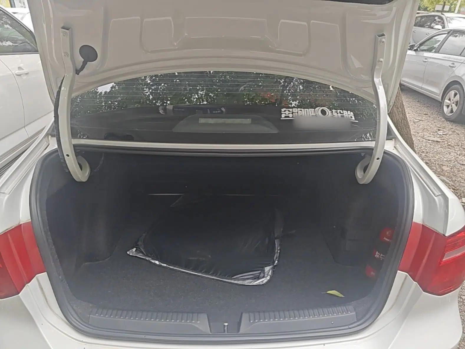 Volkswagen Jetta 2015 Value Edition 1.6L Automatic Comfort Version — миниатюра 22