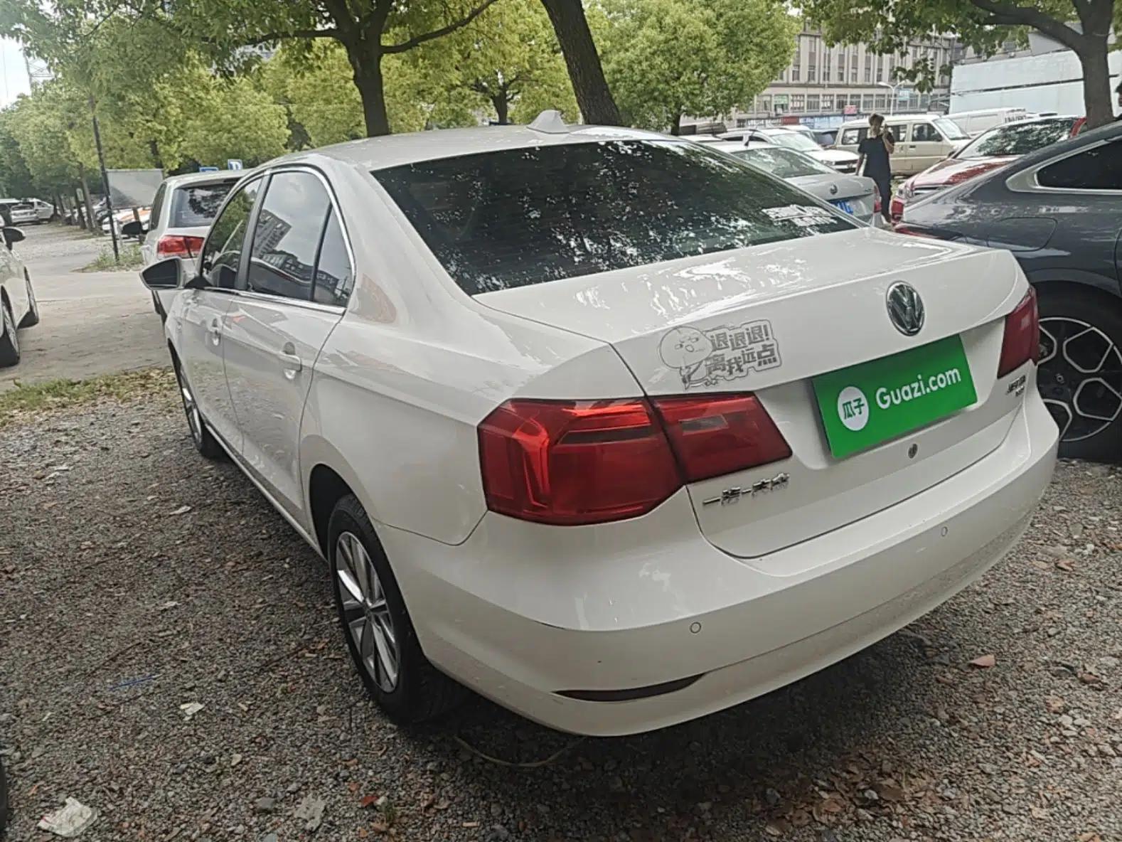 Volkswagen Jetta 2015 Value Edition 1.6L Automatic Comfort Version — миниатюра 4
