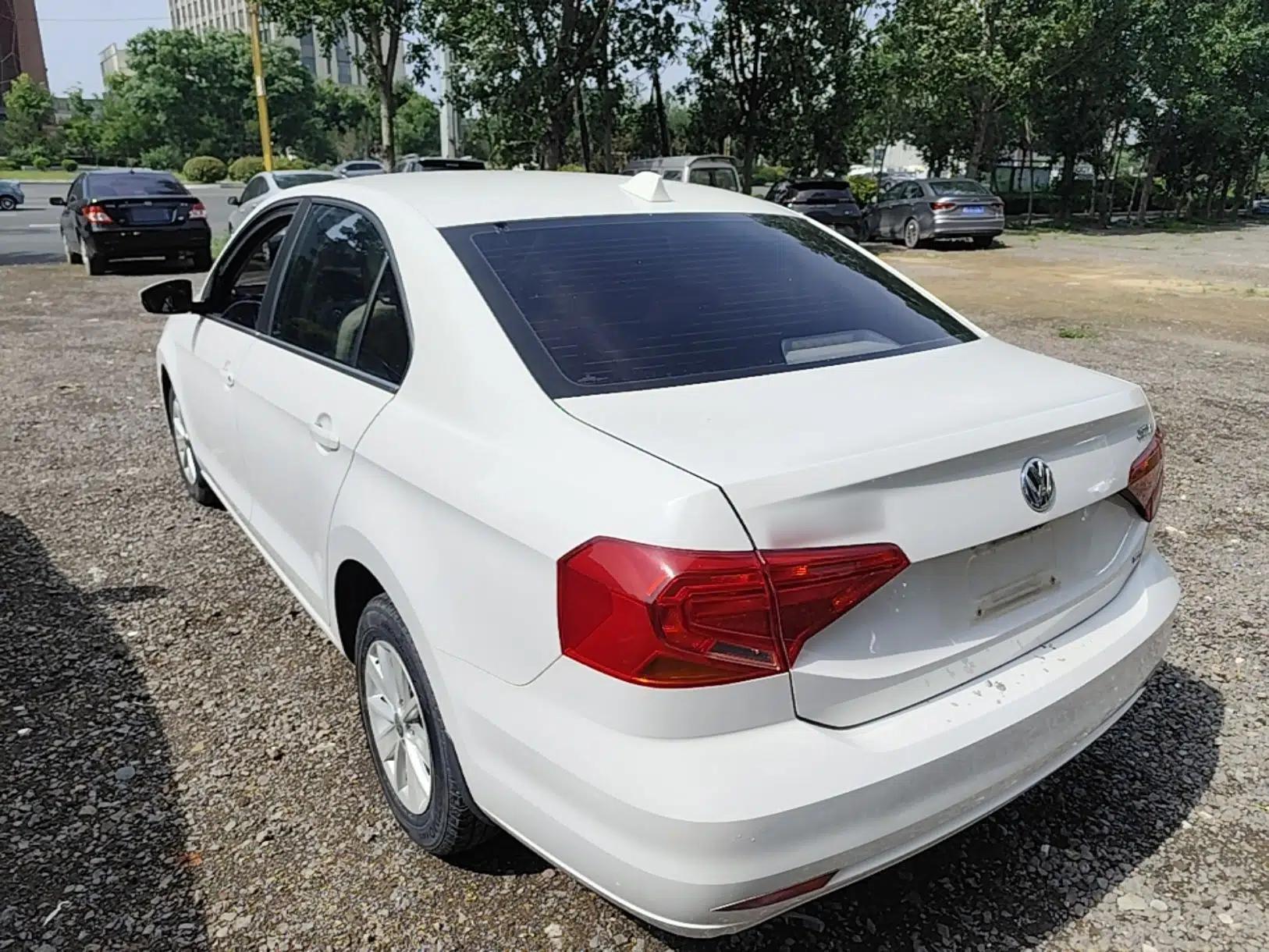 Volkswagen Jetta 2017 1.5L Manual Fashion Edition — миниатюра 4