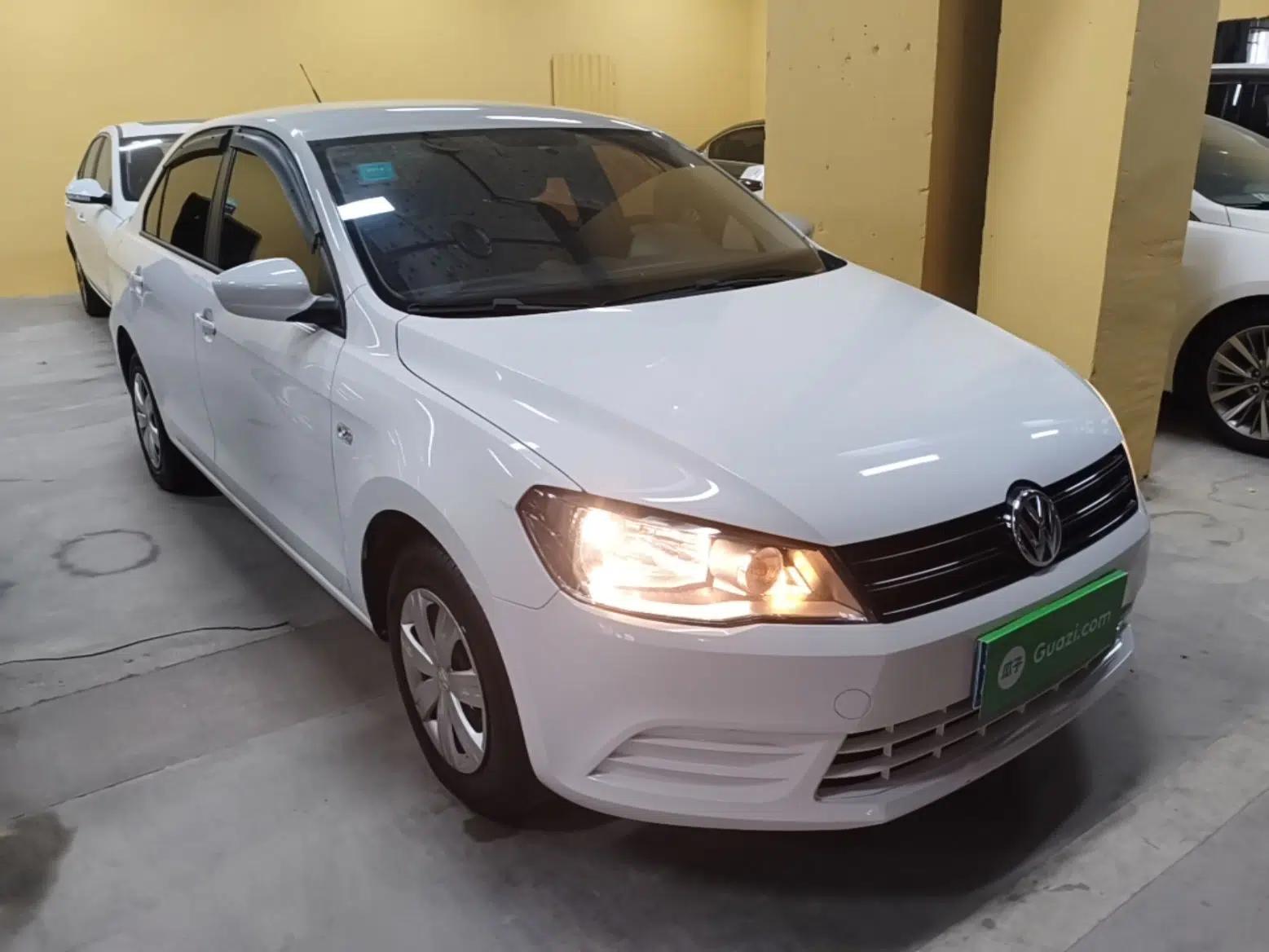 Volkswagen Jetta 2015 Value Edition 1.6L Manual Fashionable Style — миниатюра 3